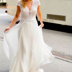 Absolutely stunning Reem Acra wedding gown for sale! Color is cream.